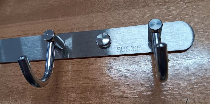 ΑΝΟΞΕΙΔΩΤΗ (INOX 304) ΚΡΕΜΑΣΤΡΑ ΜΕ 5 ΑΓΚΙΣΤΡΑ 38 CM